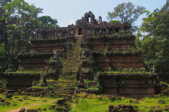 1-Day Angkor Wat Sunrise & All Interesting Temples Private Tour - Victory Gate and the faces of Bayon