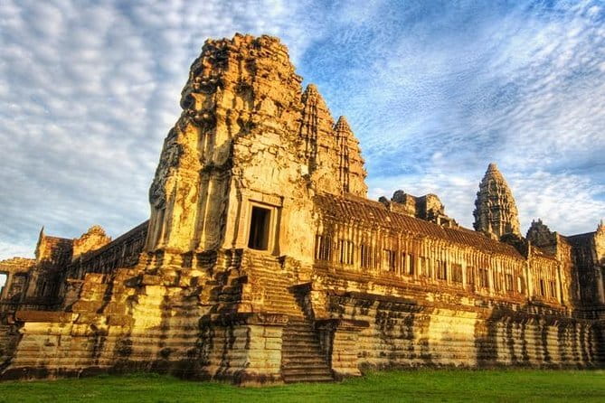 1 day special Tour: Angkor Wat,Bayon,Ta Prohm, Bantey srei and Beng Mealea - Banteay Srei, the small temple with fine detail