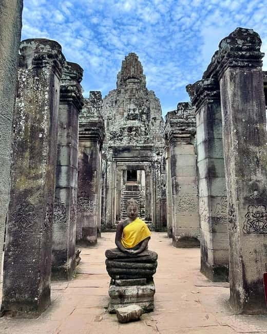 1-Day Trip to Angkor Wat with a Private or Shared Guide in Spanish - Bayon’s stone faces and Baphuon