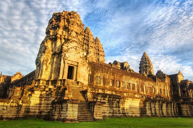 1day private tour to all majestic Temples in Angkor and Sunset - Bayon puts the famous faces at the center