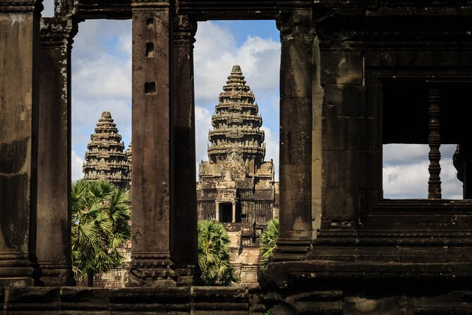 2-Day : Angkor Sunrise, Kompong Phluk Sunset & Banteay Srei Tour - Bayon and the faces of Angkor Thom