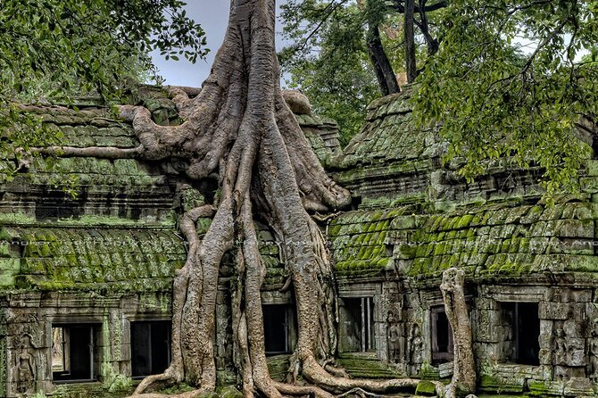 2-Day Angkor Wat, Banteay Srei & Floating Village Kampong Pluk - Phnom Bakheng sunset requires patience