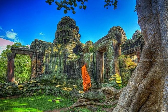 2-Day Angkor Wat with Temples On Small Circle & Kulen Waterfall - Sunset from Phnom Bakheng requires patience