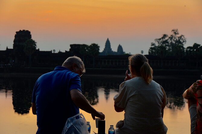 2 Days Tour in Siem Reap including Lunch, Dinner & Apsara Show - Bayon puts faces at the center