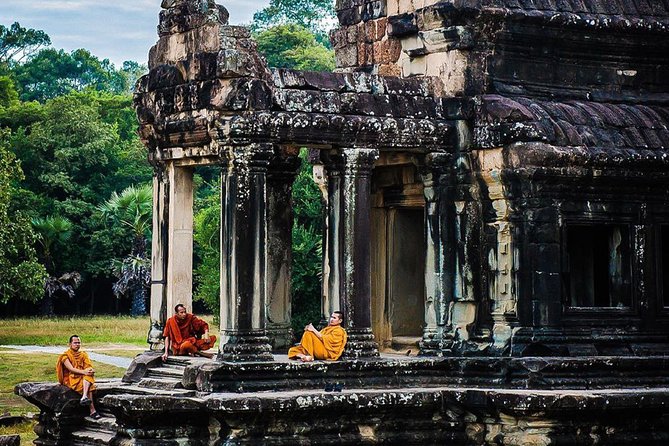 2-Days Tour (The Best Historical of Khmer Empire) - Day one: Angkor Thom and the quieter eastern temples