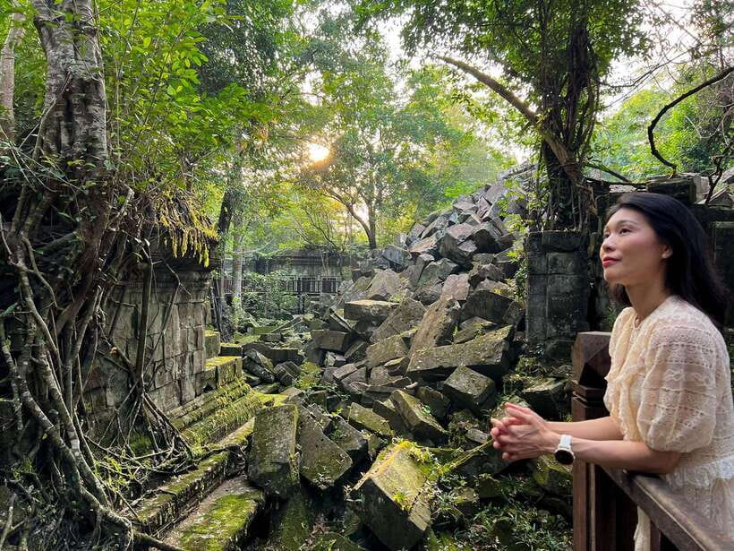 3-Day Angkor Wat Tour with Kulen Mountain & Floating Village - Day 2: quiet circuits, Banteay Srei, and Cambodia’s difficult past