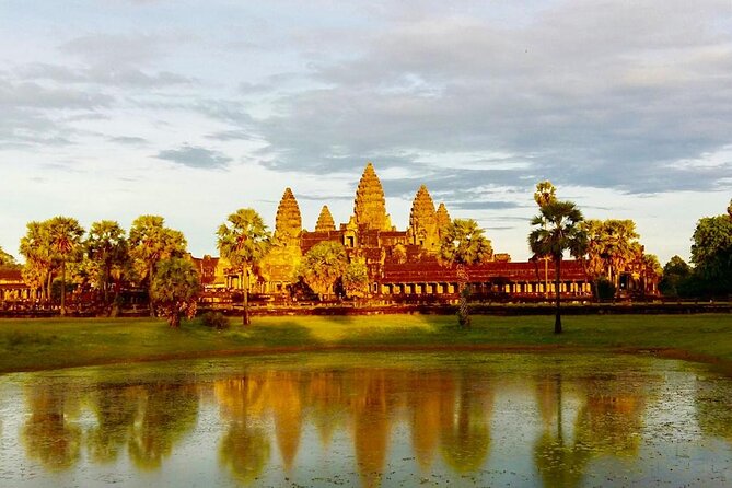 3-Day Tour of Siem Reap, Angkor Temples & Phnom Kulen Waterfall - Day one: Angkor Wat, royal capitals, and a sunset finish