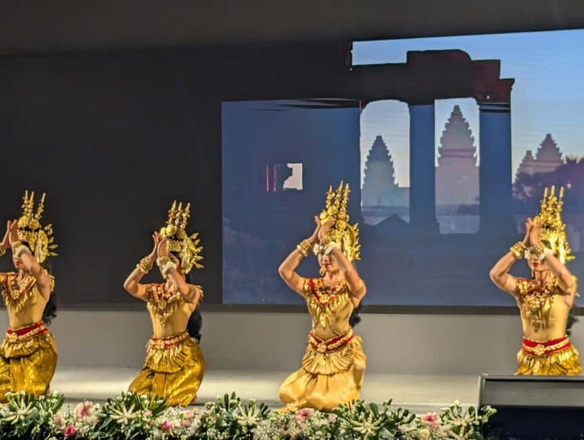 A Night To Remember: Apsara Dance Show with Buffet Dinner - The buffet: 60 dishes with plenty of choice