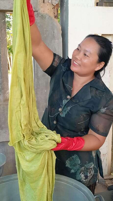 Angkor Silk Farm & Lotus Silk Farm: Siem Reap Discovery Tour - Fifteen minutes in the Angkor Silk Farm shop