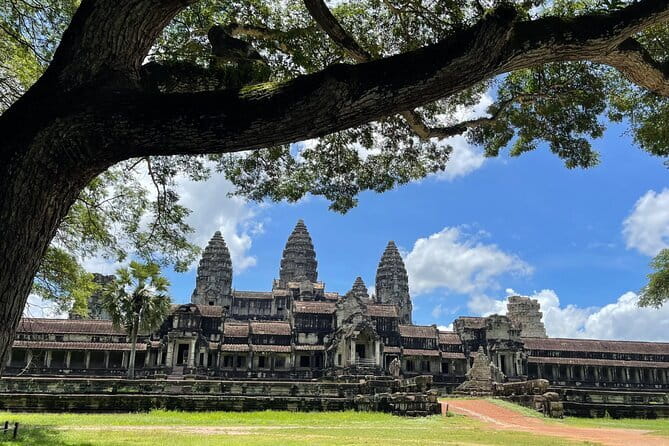 Angkor Wat & Banteay Srei 1-Day Tour - Lunch, shade, and the change of pace
