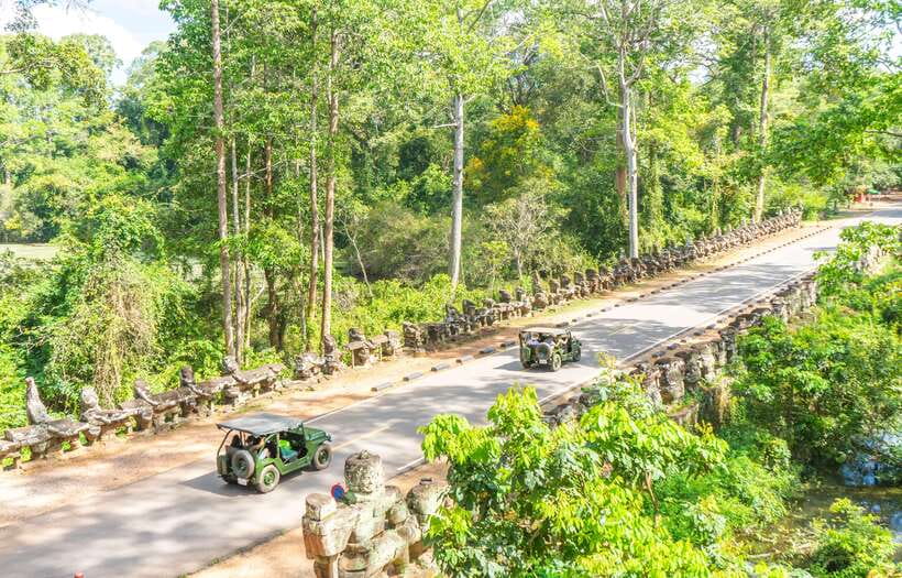 Angkor Wat: Guided Jeep Tour Inclusive lunch at local house - Bayon and its many stone faces
