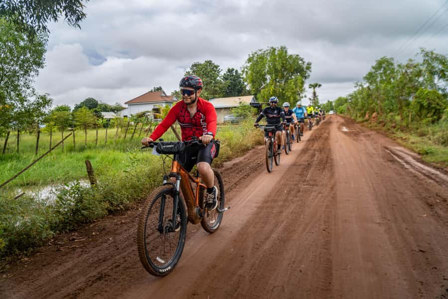 Angkor Wat: Guided Sunrise Bike Tour w/ Breakfast and Lunch - Breakfast Beside Srah Srang
