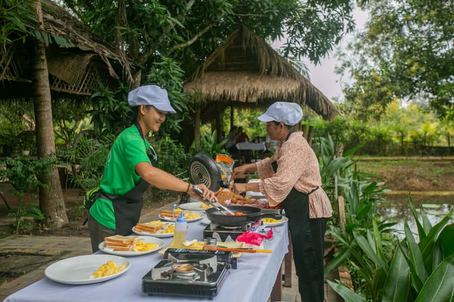 Angkor Wat: Guided Sunrise Bike Tour w/ Breakfast and Lunch - Lunch, Rest, and the Long Ride Back