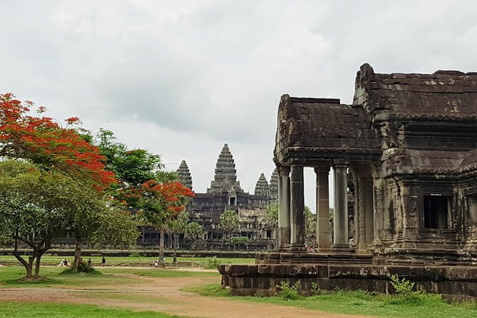 Angkor Wat Guided Tour - What the private vehicle adds to a long temple day