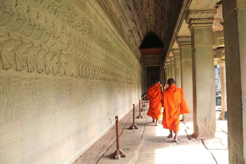 Angkor Wat: Highlights and Sunrise Guided Tour - Transport, guides, and the human side of the morning