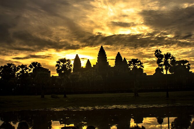 Angkor Wat Highlights and Sunrise Guided Tour from Siem Reap - Watching sunrise beside Angkor Wat