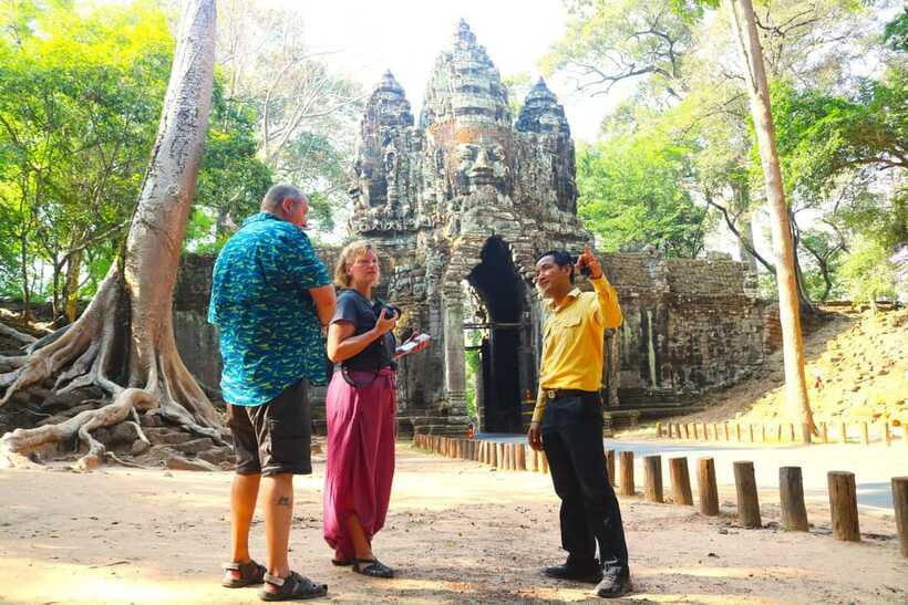 Angkor Wat: Highlights and Sunrise with Spanish Guide - Who should book this experience