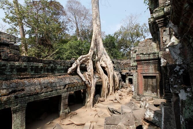 Angkor Wat & Small Tour with Bonteay Srei Temples - Phnom Bakheng and the hilltop view