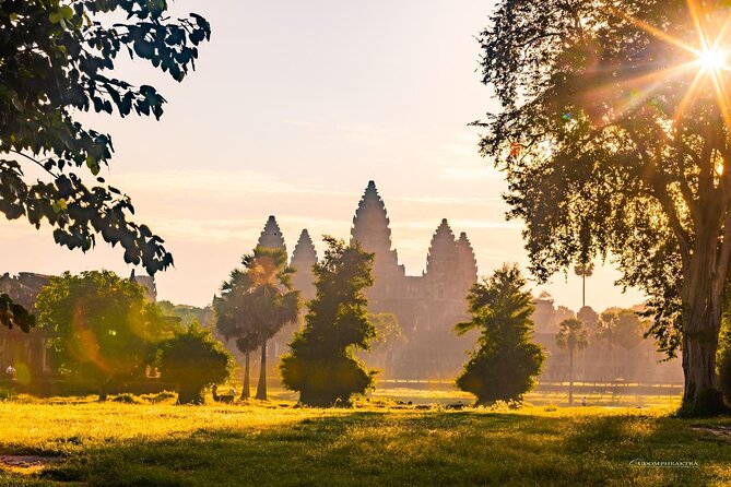 Angkor Wat Sunrise Guided Join-In Tour/Private Tour - Water, cold towels, and the heat