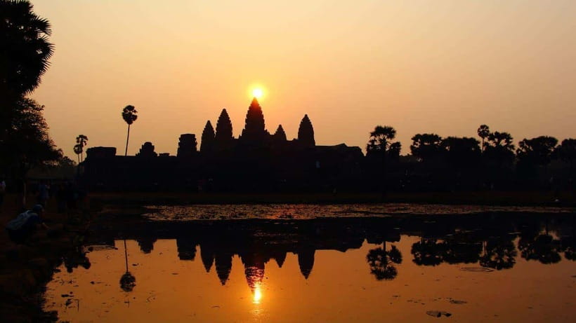 Angkor Wat: Sunrise: Ta Prohm and Bayon Temple Tour - Breakfast and a pause at Srah Srang