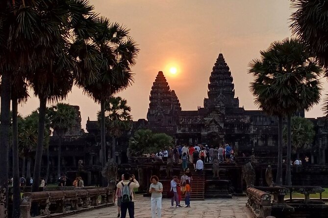 Angkor Wat Sunrise Tour - A midday stop at Srah Srang