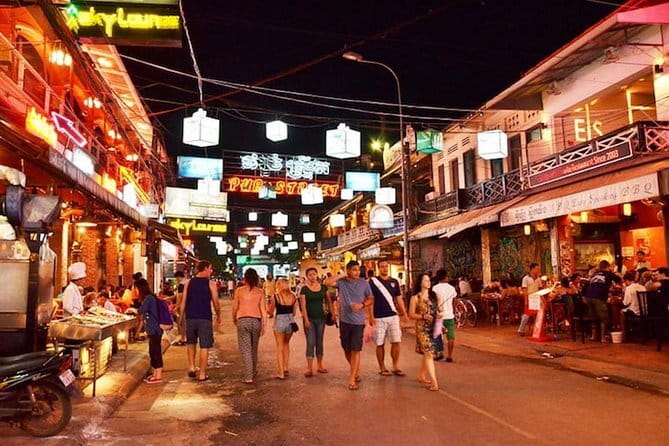 Apsara Show Dinner and Night Market Pub street - Starting the evening by tuk-tuk