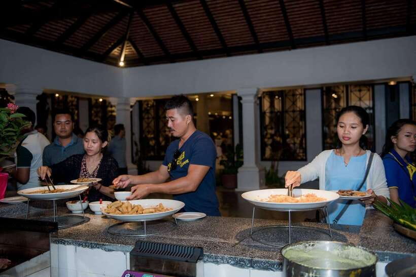 Apsara Traditional Dances & Local Buffet with Tuk-Tuk Ride - A buffet that makes dinner easy
