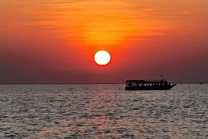 Banteay Srei Temple and Kompong Phluk Village Private Tour - Kompong Phluk: a village shaped by Tonle Sap