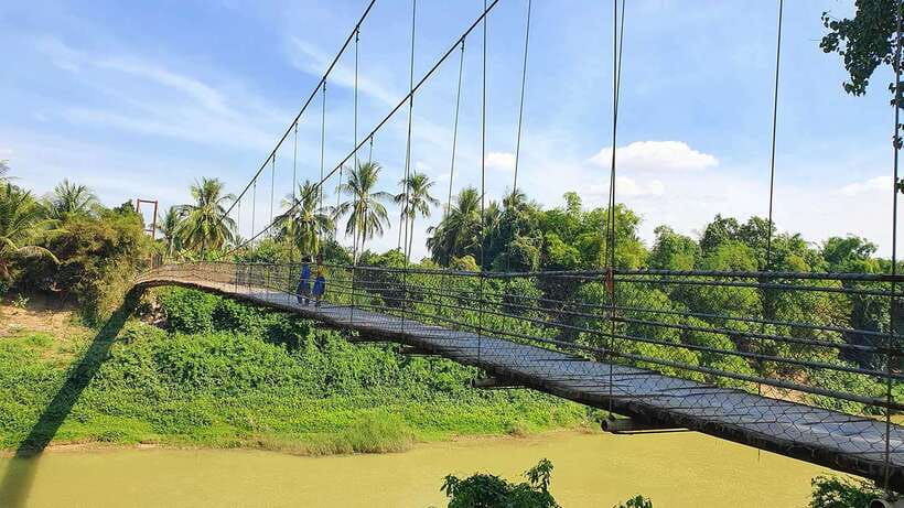 Battambang: Tuk-Tuk, Bamboo Train, Killing/Bat Caves, Sunset - The bamboo train: noisy, simple, and good fun