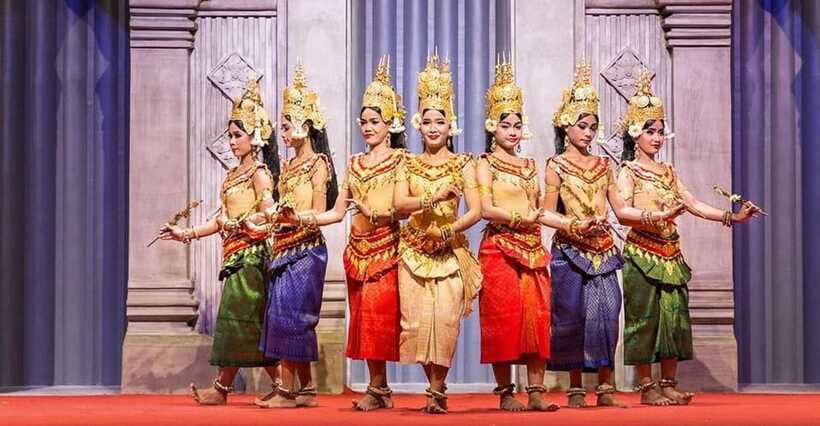 Buffet Dinner Apsara Show with hotel transfers - Watching the Apsara performance
