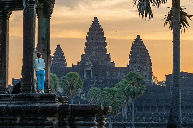 Explore Angkor Wat Sunrise Small Tour Private VIP Car - The private car and service details