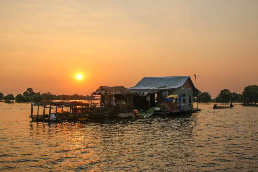 Floating Village and Tonlé Sap Sunset Tour - Meeting a family and seeing life on the water