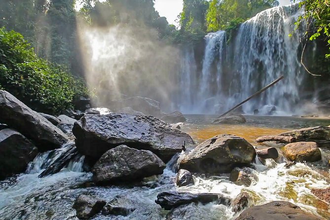 Four-day tour Angkor Wat, Banteay Srey, Beng Melea and Siem Reap discovery - Day 4: Floating village life, museum context, and local crafts