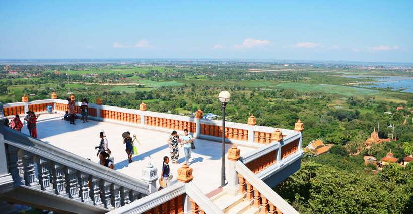 From Phnom Penh: Oudongk Mountain and Koh Chen Island Tour - Climbing Oudongk Mountain, one step at a time
