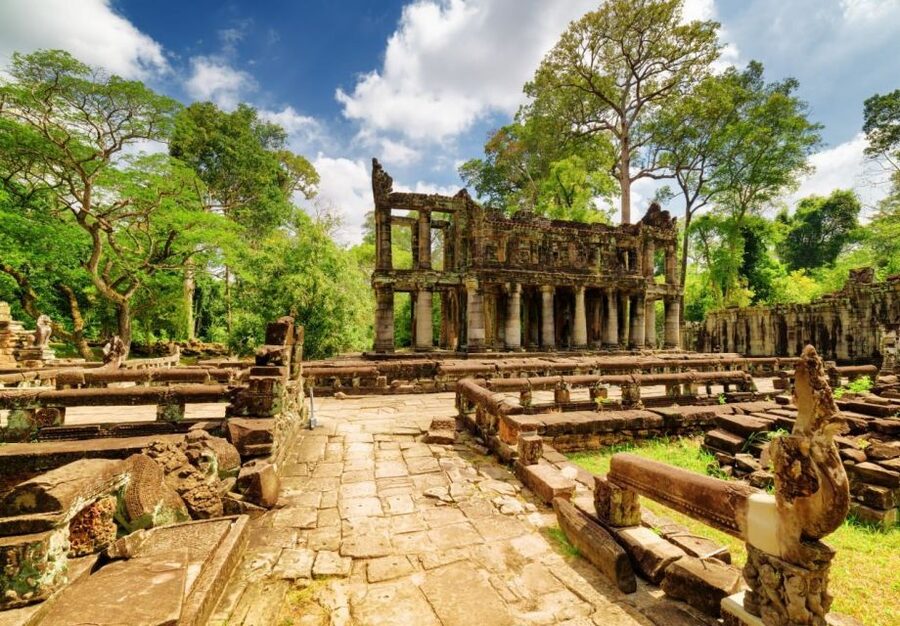 From Siem Reap: Banteay Srei Temple & Grand 5 Temple Tour - Guides who make the stones readable