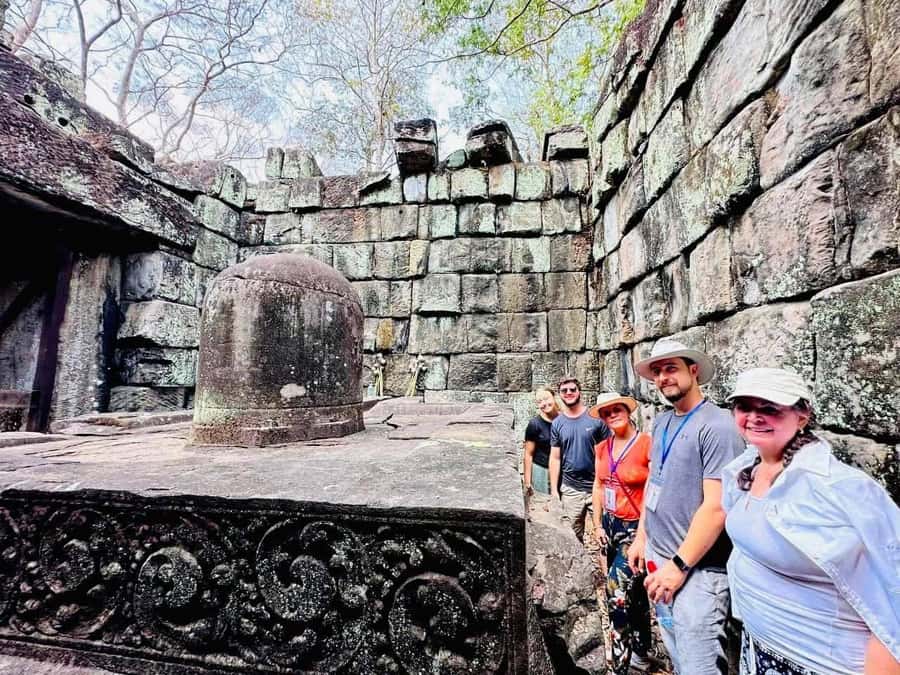 From Siem Reap: Banteay Srei Temple & Grand 5 Temple Tour - Ta Som and the famous tree-covered gate