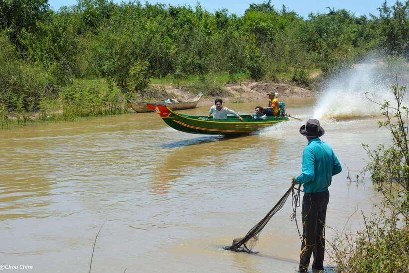 From Siem Reap: Floating Village Tour by Boat - A short village stop before the boat