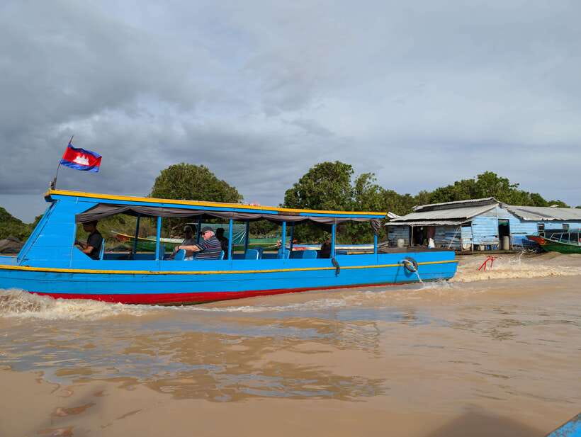 From Siem Reap: Floating Village Tour by Boat - A floating café and the ride home