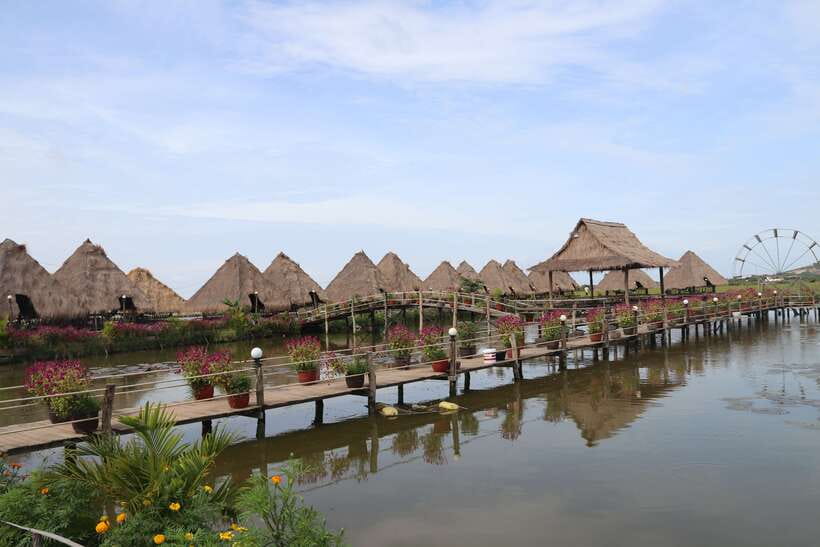 From Siem Reap: Tonle Sap Floating Villages Tour - Reaching the floating village by local boat