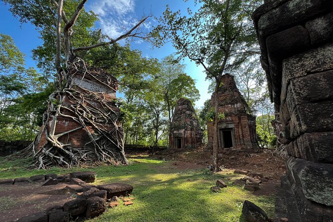 Full Day Banteay Srei Beng Mealea and Koh Ker Small Group Tour - Lunch with a local family restaurant