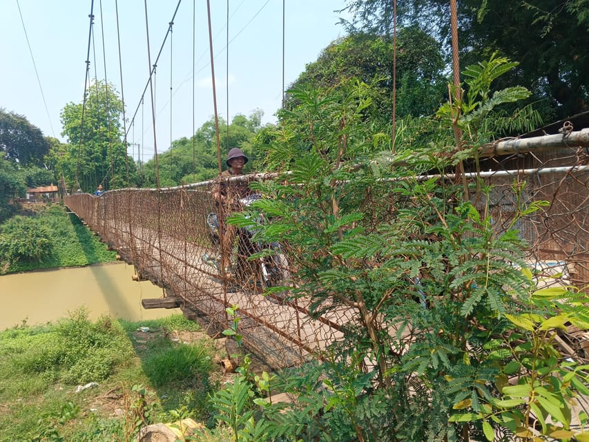 Full-day: Handicraft, Bamboo train, Killing cave, Bat Cave - Phnom Sampov: monkeys, temples, and difficult history