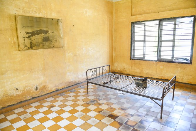 Full-Day Phnom Penh Sightseeing Tour & Killing Field - Khmer art inside the National Museum