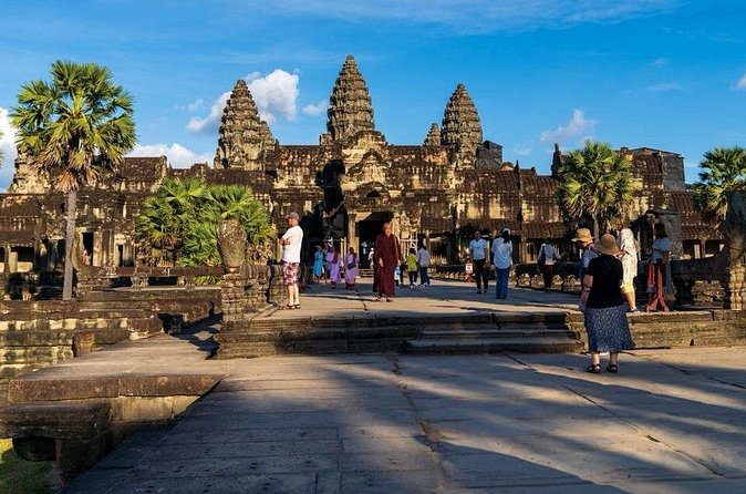 Full Day Tour Angkor Wat Sunrise and Siem Reap Temples - What the guide adds to the day
