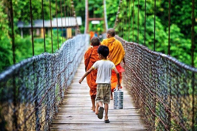 Full Day-Tour: Handicraft, Bamboo train, Killing cave. Bat cave - Phnom Sampeau and the Killing Caves