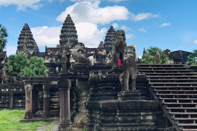 Full Day Tour Phnom Penh to Siem Reap Taxi, Angkor Visit & Return - Ta Prohm and the famous tree roots