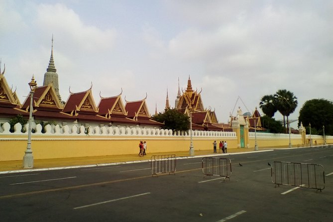 Half Day Tour to Royal Palace, Wat Phnom & Independent Monument - A brief stop at Independence Monument
