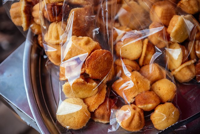 Highlights & Hidden Gems With Locals: Best of Siem Reap Private Tour - A snack and local drink at Sok Heng Drink Shop