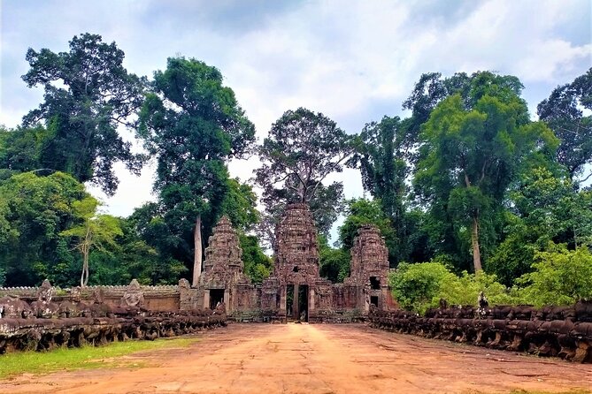 Kbal Spean Trekking Tour with Banteay Srei and Landmine Museum - Banteay Samre: a quiet temple to finish the day
