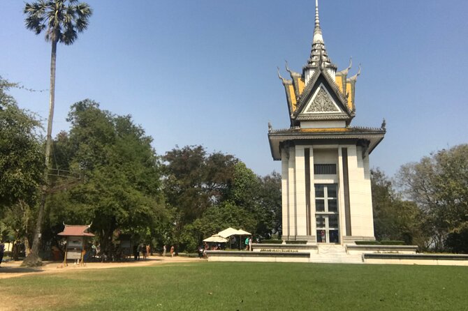 Khmer Rouge, genocide museum &killing field tour - The road to Choeung Ek