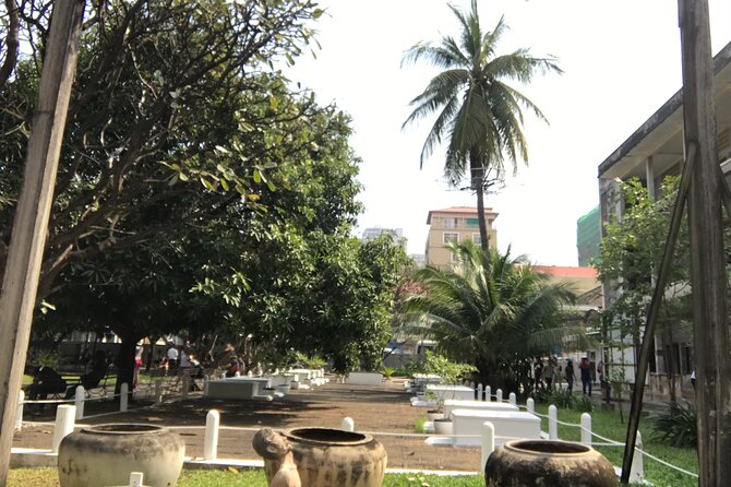 Khmer Rouge, genocide museum &killing field tour - What the private car and guide add